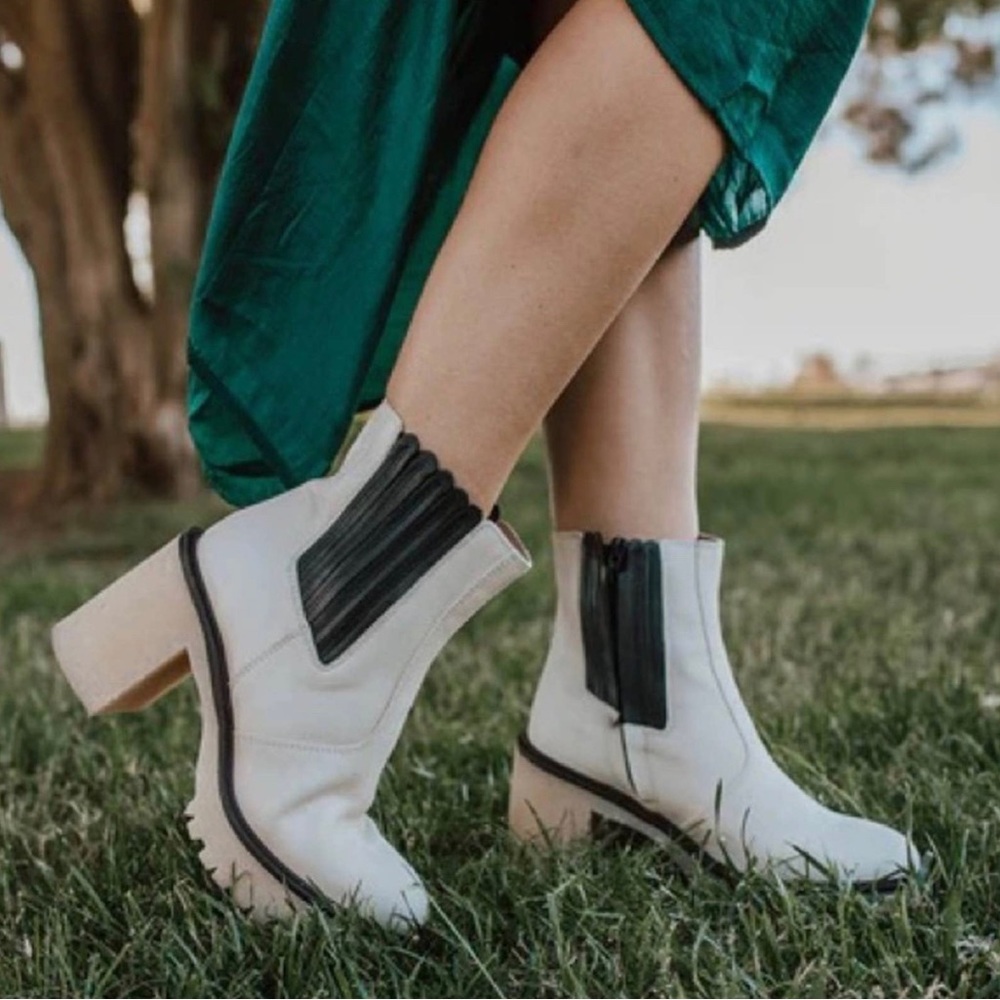 NEW Free People James Chelsea Ankle Boots in Bone White Size 8.5